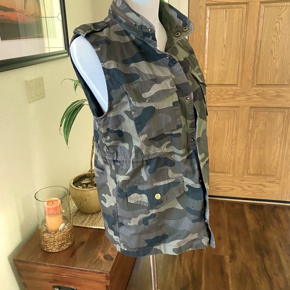 LOVE TREE  VEST CAMO,  M